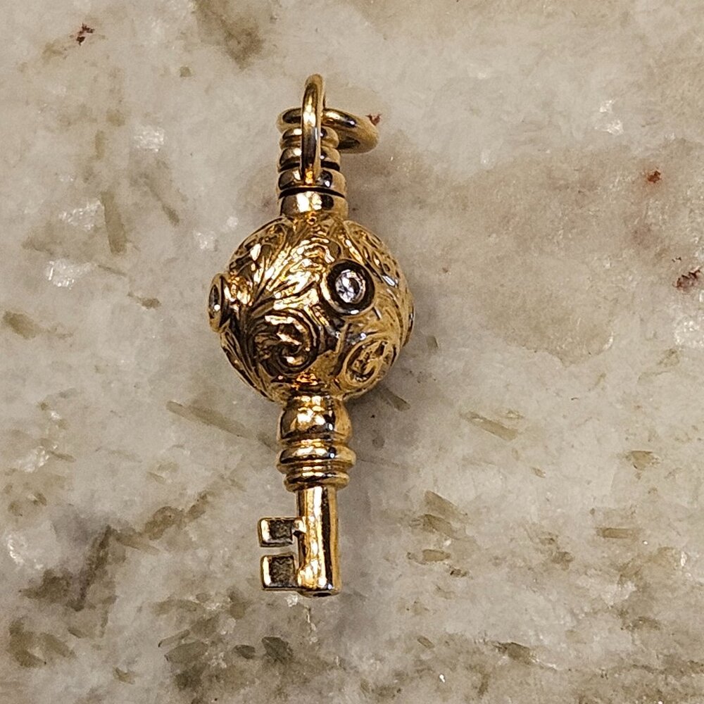 RARE VINTAGE MONICA RICH KOSANN KNOWLEDGE POCKETWATCH KEY DIAMOND 18k GOLD CHARM